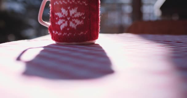 Kışın sıcak içecek fincan — Stok video