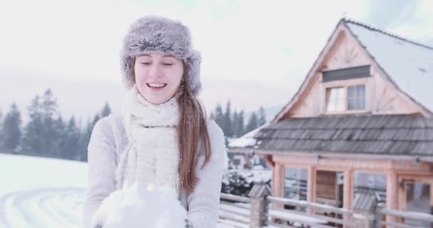 Menina jogando neve no ar — Vídeo de Stock