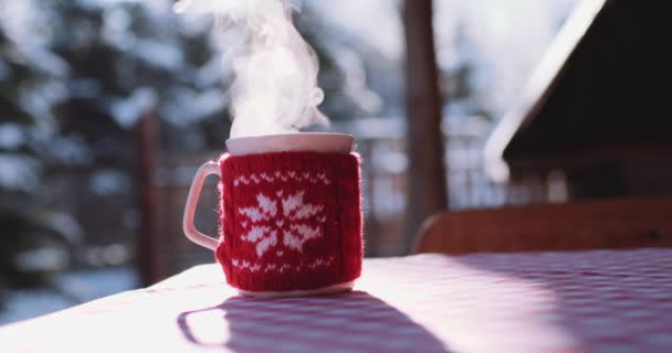 Xícara de bebida quente no inverno — Vídeo de Stock