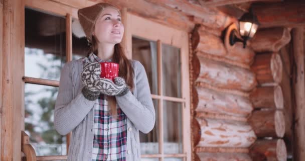 Жінка п'є чай або каву в горах — стокове відео