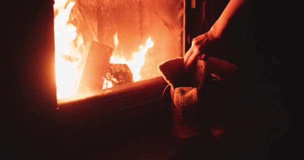 Caliente acogedor fuego ardiente en la chimenea — Vídeo de stock