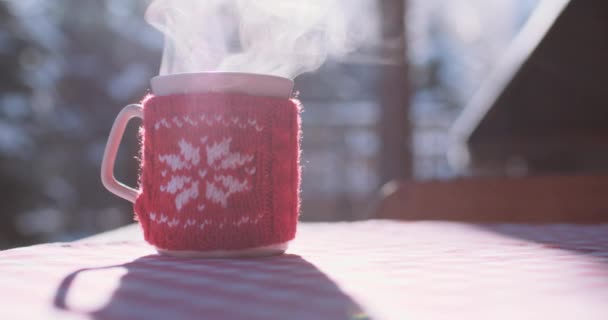 Copa de bebida caliente en el invierno — Vídeos de Stock