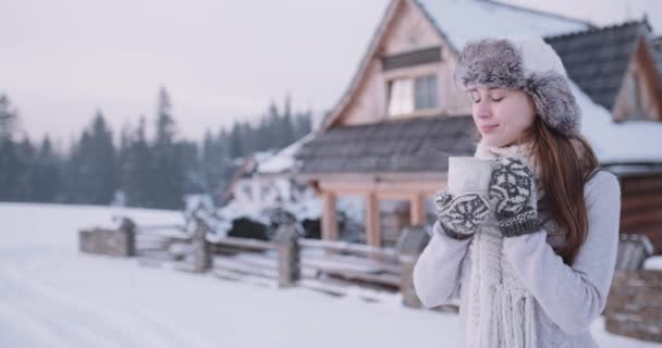 Hermosa mujer tomando té o café — Vídeos de Stock