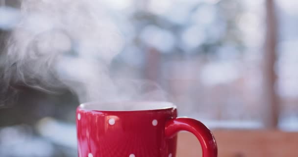 Taza de bebida caliente en invierno — Vídeos de Stock