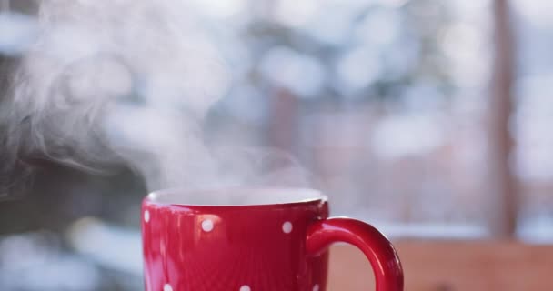 Xícara de bebida quente no inverno — Vídeo de Stock