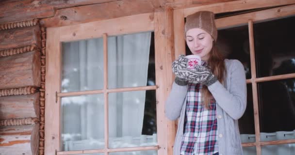 Frau trinkt Tee oder Kaffee in den Bergen — Stockvideo