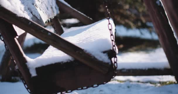 Дерев'яні гойдалки зі сніговими гойдалками — стокове відео