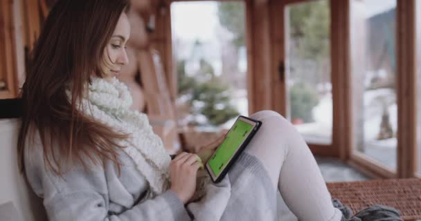 Donna che lavora su tablet in chalet di montagna — Video Stock