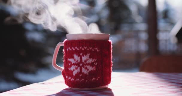 Taza de bebida caliente en la mesa — Vídeos de Stock
