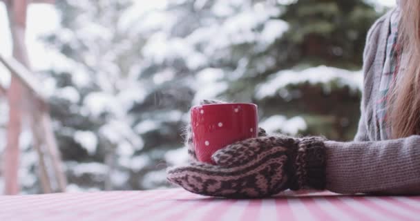 若い女性が飲むお茶やコーヒー — ストック動画