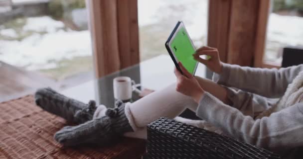 Mujer irreconocible trabajando en tabletas — Vídeo de stock