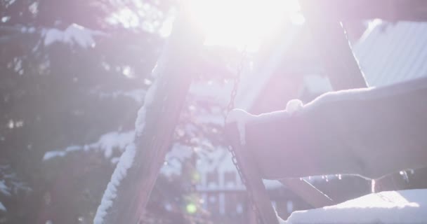 Columpio de madera con columpio de nieve — Vídeo de stock