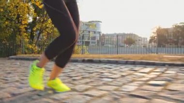 Şehirde çalışan runner kadın ayakları