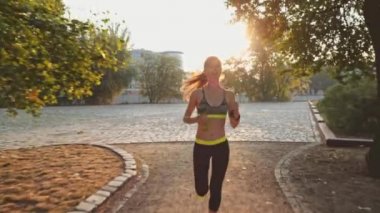 Runner kadın parkta çalıştıran