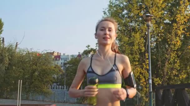 Runner femme courir en ville — Video