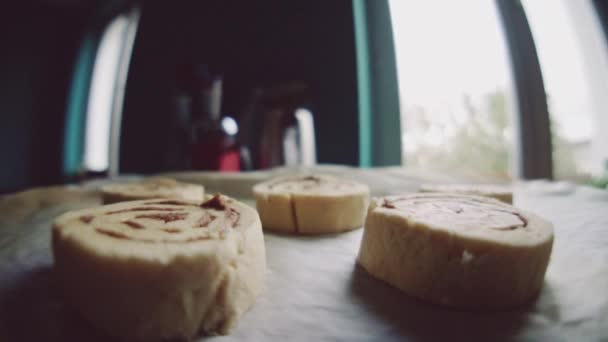 Rollos de canela se ponen en el horno — Vídeo de stock