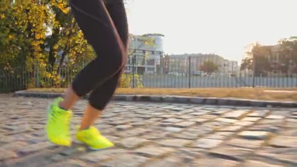 Corredor mujer pies corriendo en la ciudad — Vídeo de stock