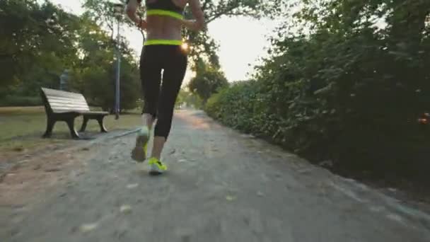 Corredor mujer corriendo en el parque — Vídeos de Stock