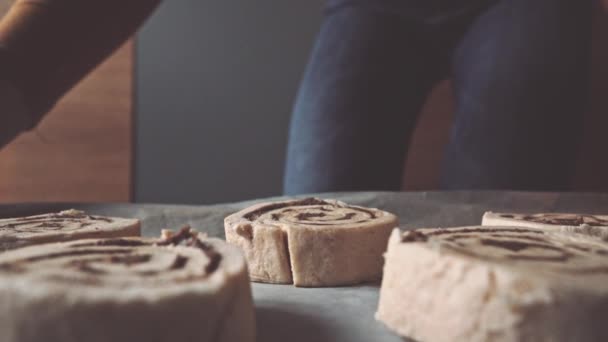 Rollos de canela se ponen en el horno — Vídeo de stock