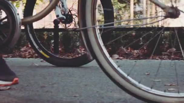 Steadicam shot skupiny cyklistů — Stock video