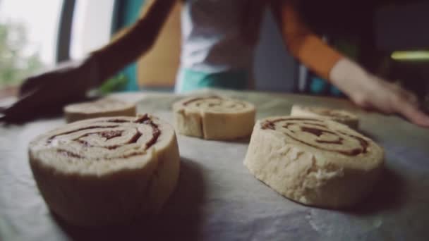 Zimtbrötchen in den Ofen — Stockvideo