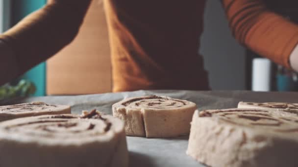 Rollos de canela se ponen en el horno — Vídeos de Stock