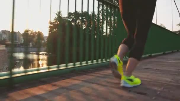 Löpare kvinna fötter körs i city — Stockvideo