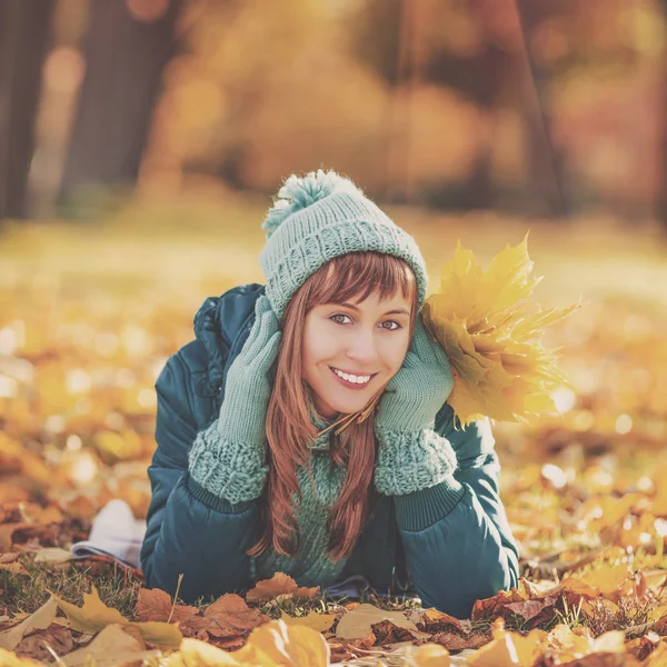 Giovane donna felice nel parco autunnale — Foto Stock