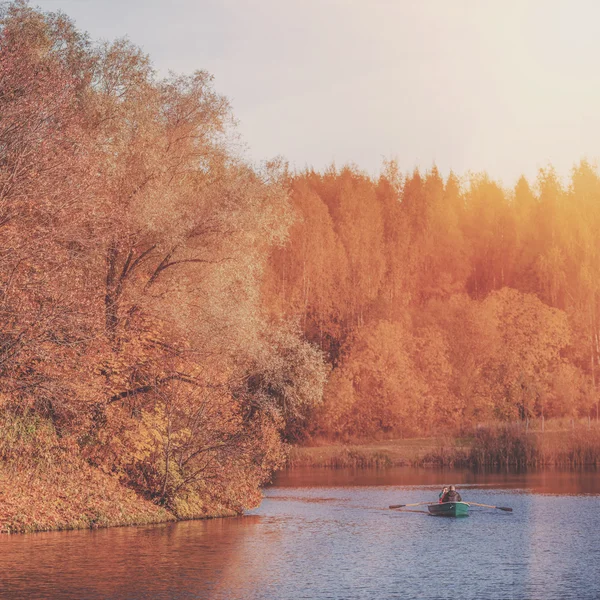 Lago em Autumn Park em barco — Fotografia de Stock