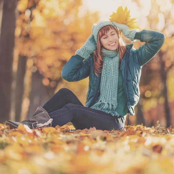 Glückliche junge Frau im Herbstpark — Stockfoto