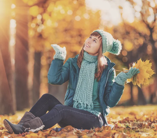 Giovane donna felice nel parco autunnale — Foto Stock