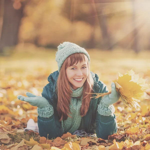 Gelukkige jonge vrouw in het herfstpark Stockfoto