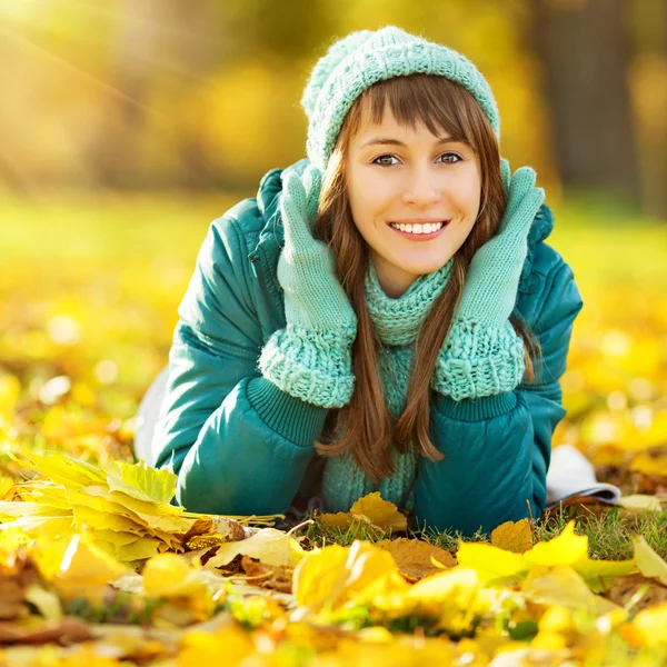 Woman lying on  ground in autumn park. — Stock Photo, Image