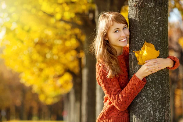 Schöne, glückliche junge Frau im Herbstpark. — Stockfoto