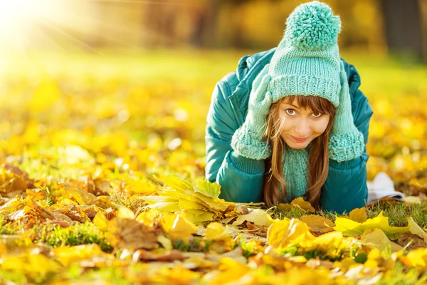 秋の公園で地面に横たわる女. — ストック写真
