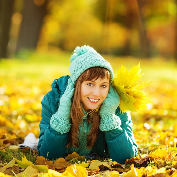 Woman lying on  ground in autumn park. — Stock Photo, Image