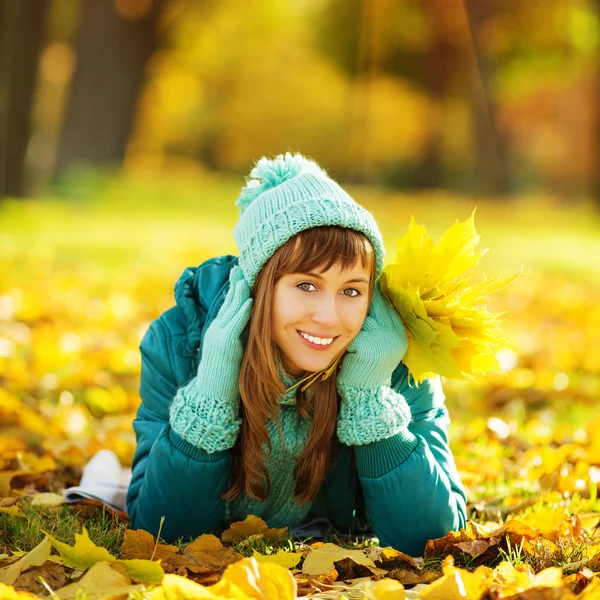 Donna distesa a terra nel parco autunnale . — Foto Stock