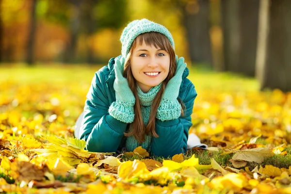 Mujer acostada en el suelo en el parque de otoño . —  Fotos de Stock