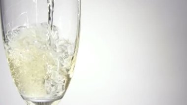 Şampanya bir klasik cam yağıyor