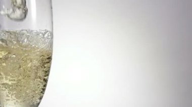 Şampanya bir klasik cam yağıyor