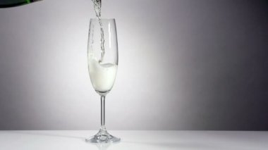 Şampanya bir klasik cam yağıyor