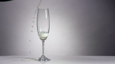 Şampanya bir klasik cam yağıyor