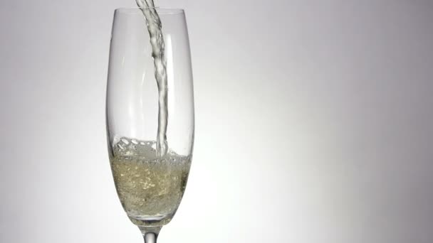 Egy klasszikus pohár pezsgő szakadó — Stock videók