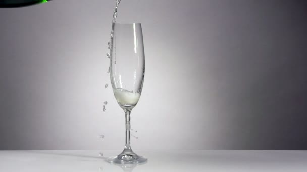 Champagne is gieten in een klassieke glas — Stockvideo