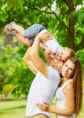 Genç aile yaz parkta eğleniyor