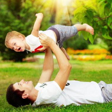 Baba ve oğul yaz parkta eğleniyor