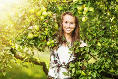 Elma ağacı bahçede kadın