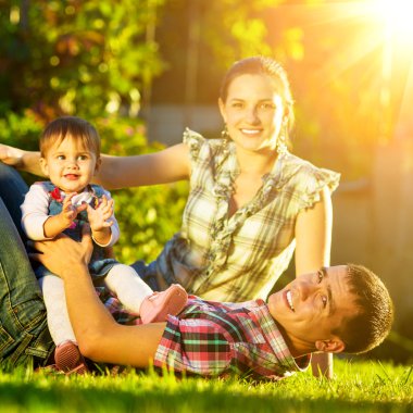 Mutlu genç aile dışarıda eğleniyor.