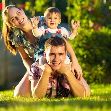 Mutlu genç aile dışarıda eğleniyor.
