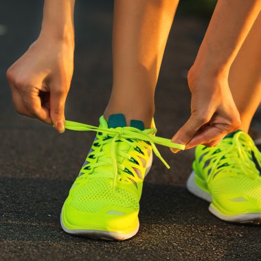 Kadın koşu ayakkabıları üzerinde bağcık bağlama